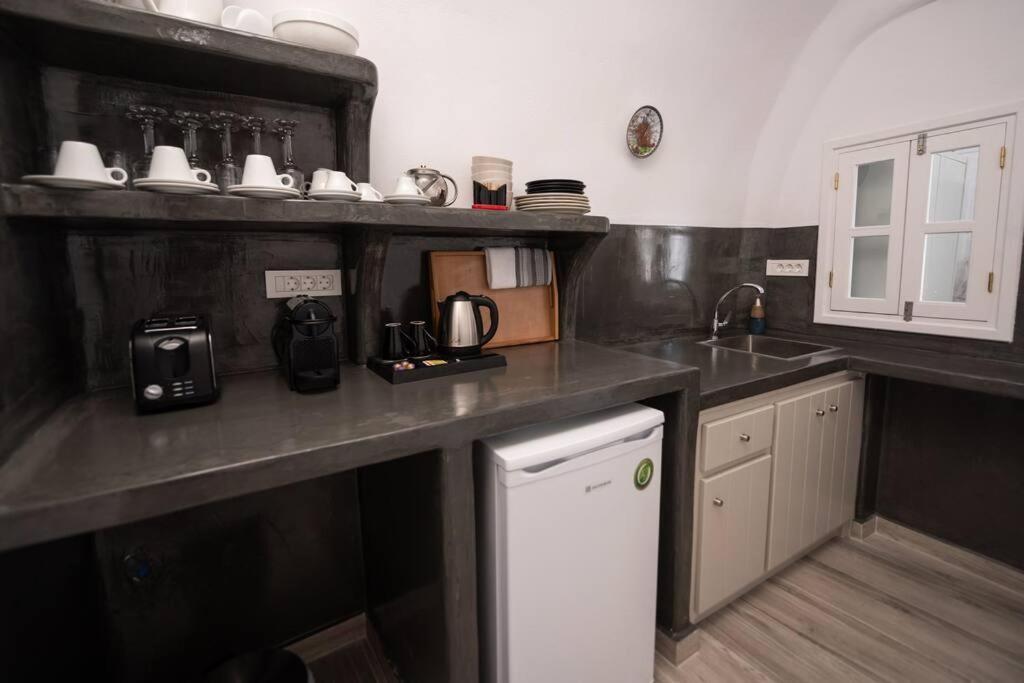 Vivid Caves 2 Bedroom Cavehouse * Foinikia (Santorini)